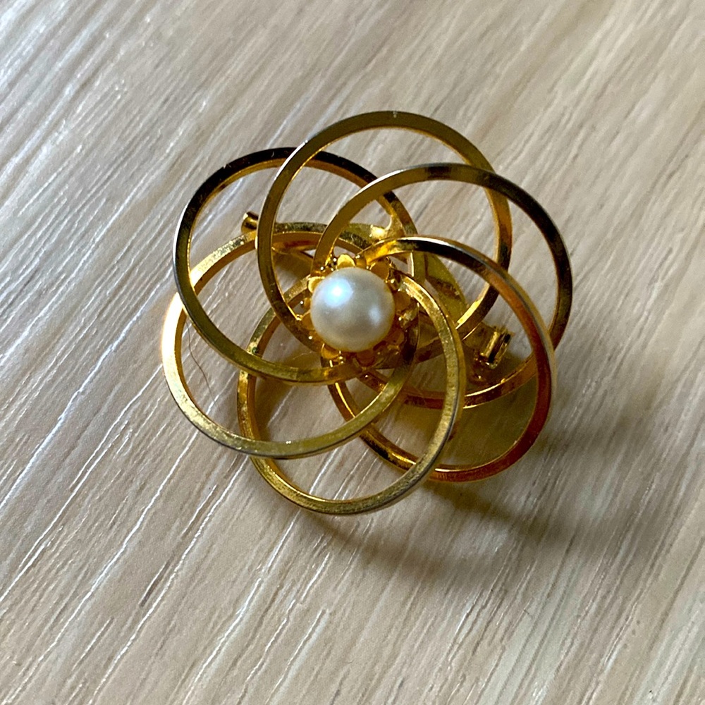 Vintage 1980’s Spirograph gold tone faux pearl brooch